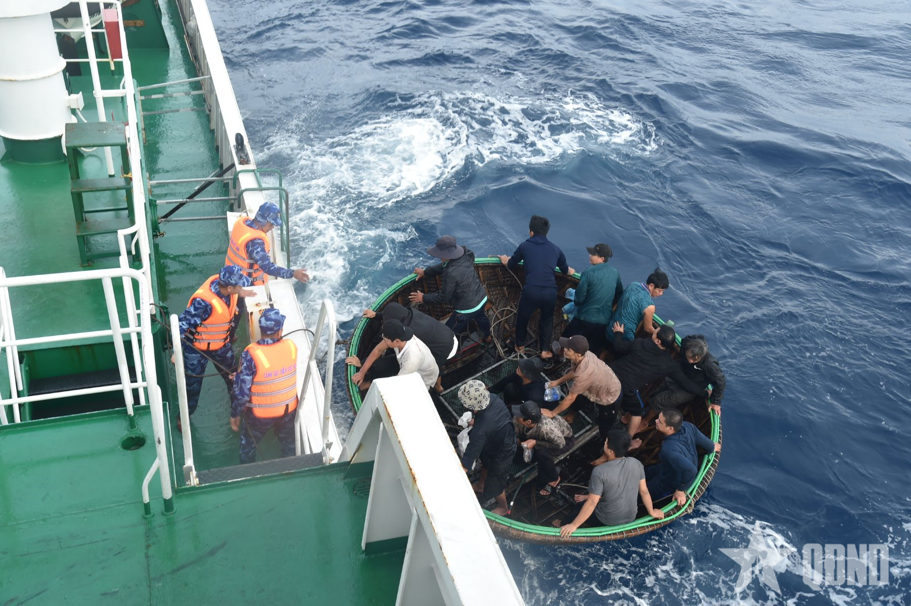 Tàu 364, Vùng Cảnh sát biển 2 tiếp nhận 52 thuyền viên tàu cá Đà Nẵng bị chìm ở Trường Sa